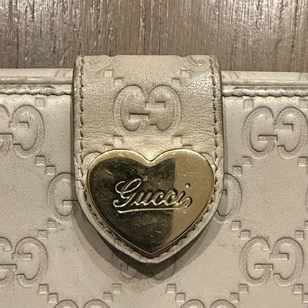 Gucci Beige Wallet with Gold Heart Detail - Picture 2 of 8